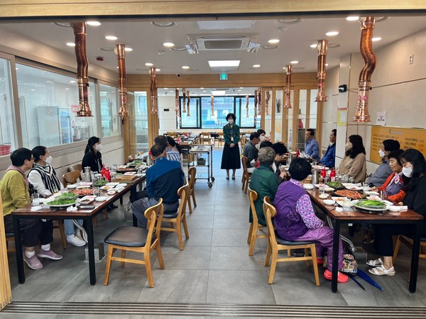 ▲ ⓒ여수시장애인종합복지관 노인일자리 점심식사 강춘안 관장 감사 말씀 전하고 있다.