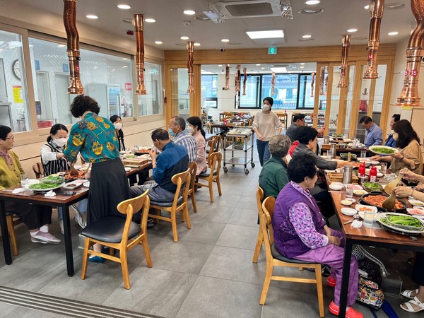 ▲맛있는 점심식사를 하고 있는 모습 ⓒ여수시장애인종합복지관