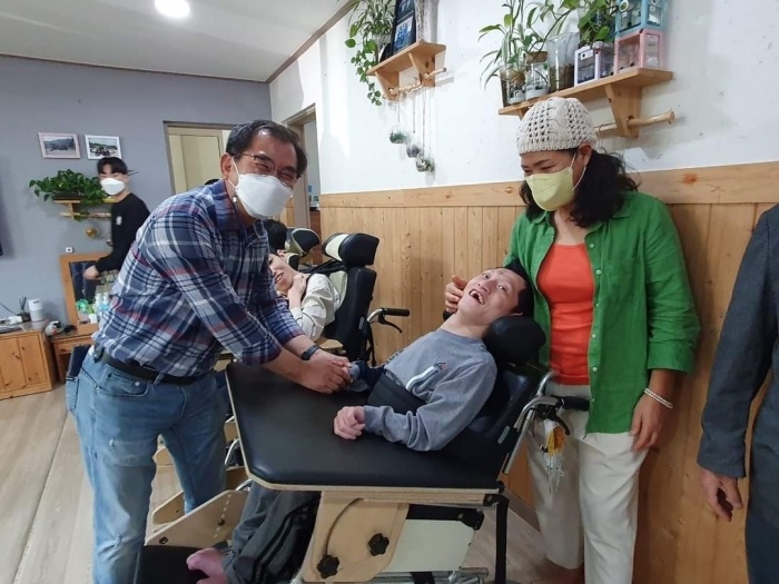 ▲ 가나헌 요양원을 찾은 최병용 도의원