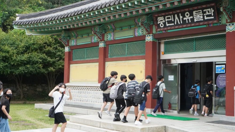 ▲ 나비반도 체험학습 나선 학생들