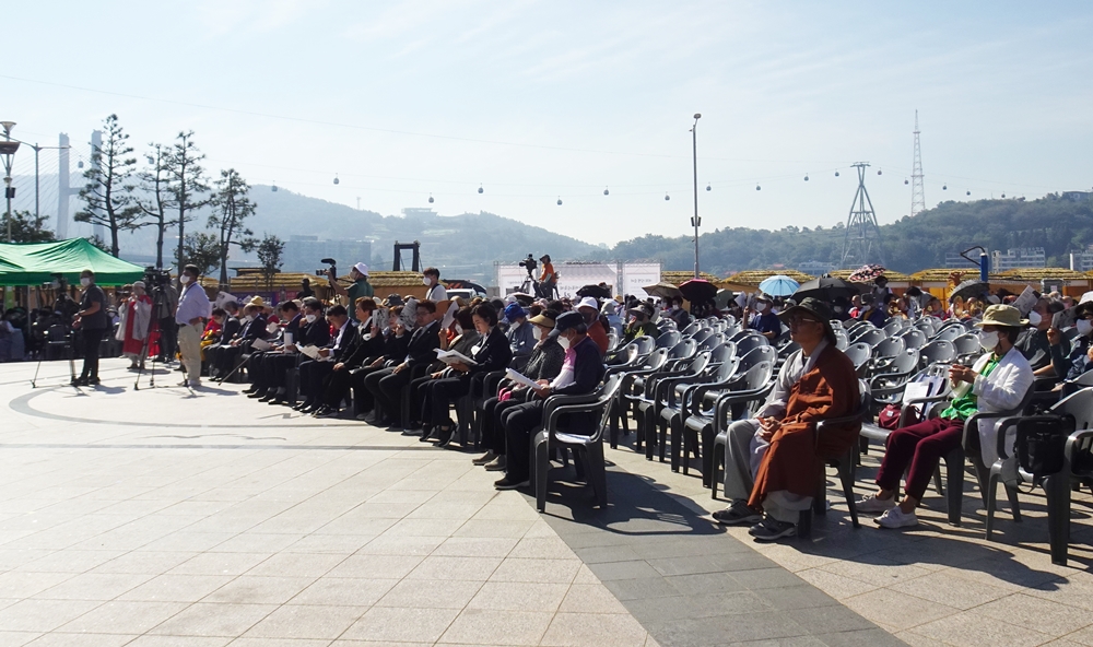 ▲ 수륙고혼천도제가 열린 이순신광장에 모인 시민들