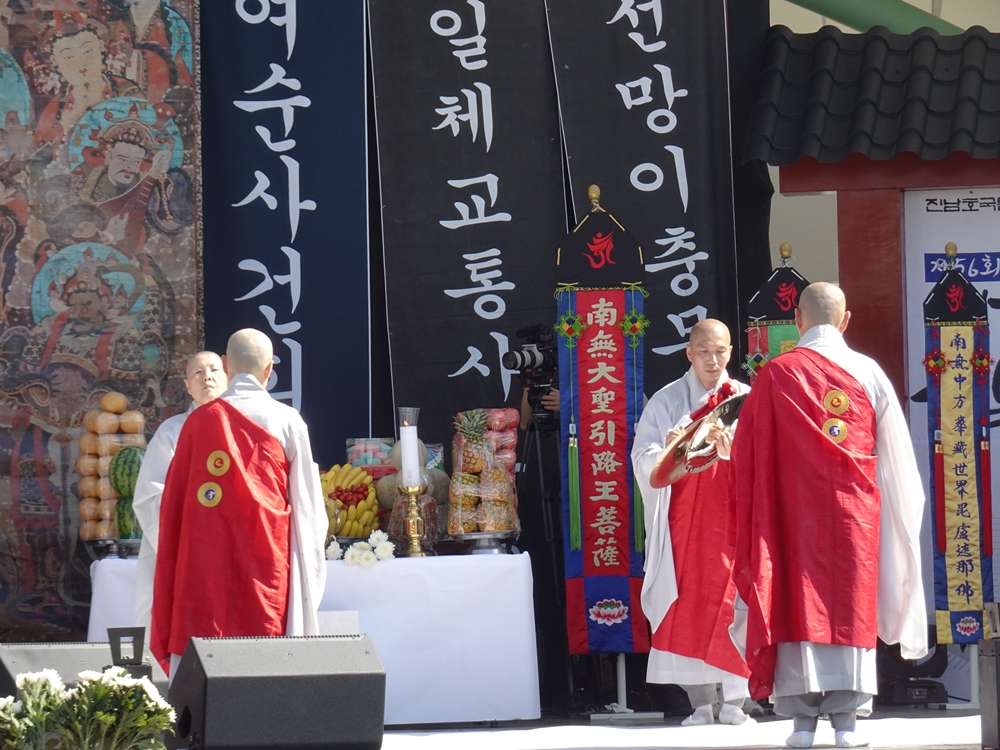 ▲ 천도제에서 반야심경을 읊고 있다.