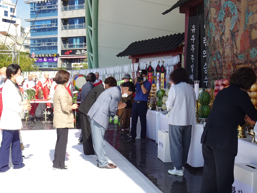 ▲  분향하는 시의원과 시민들