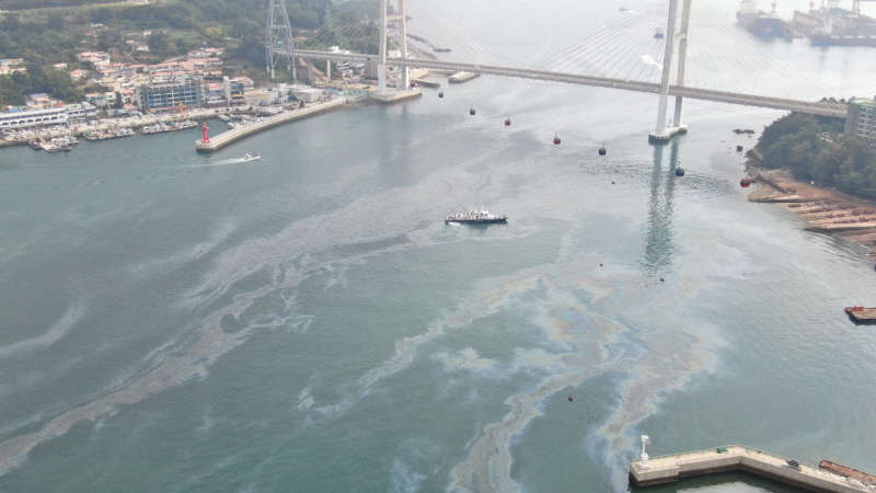 ▲ 여수해경 긴급방제 모습