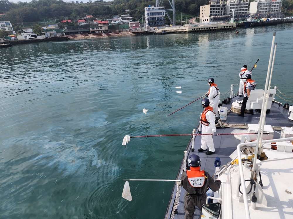 ▲ 해양오염 방제 중인 여수해경