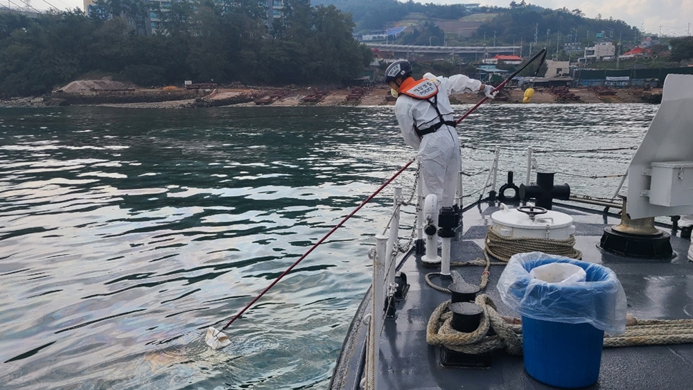 ▲  해양오염 방제 중인 여수해경