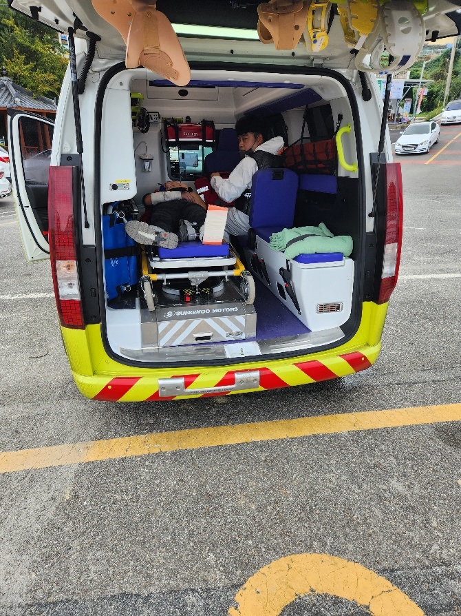 ▲ 여수소방대원이 방파제에서 떨어진 낚시객을 이송하고 있다.