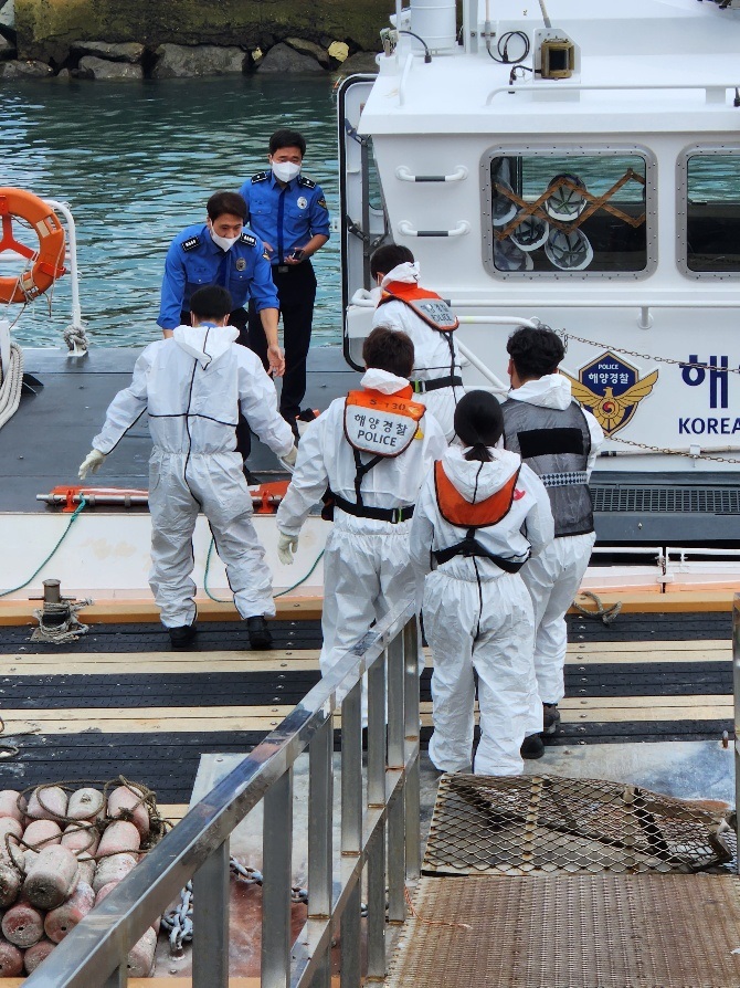 ▲ 여수소방대원이 방파제에서 떨어진 낚시객을 이송하고 있다.