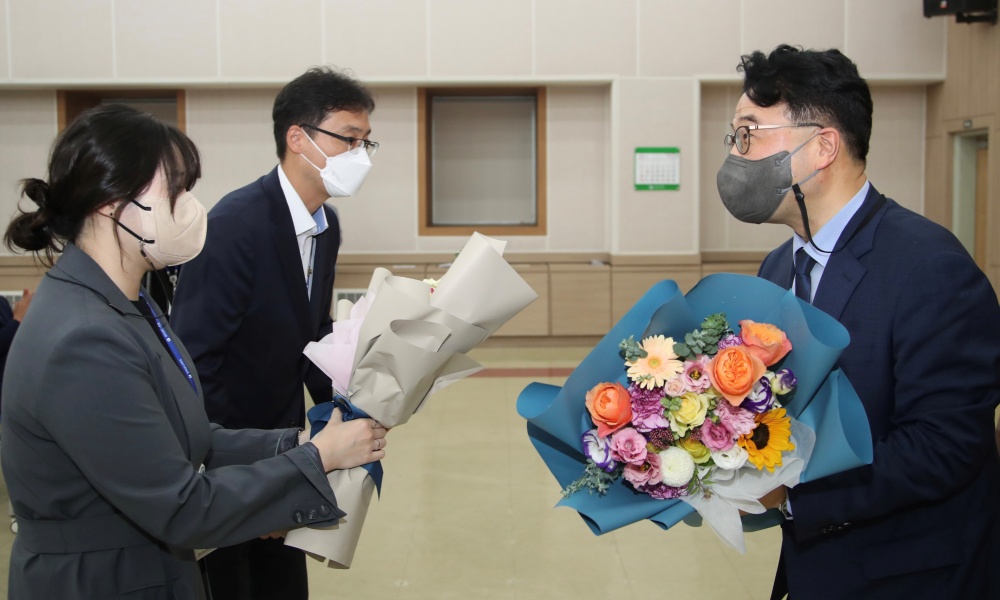 ▲ 황성환 부교육감이 취임 축하 꽃다발을 받고 있다.