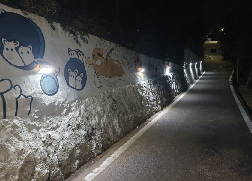 ▲ 태양광벽부등이 설치된 국동 골목길