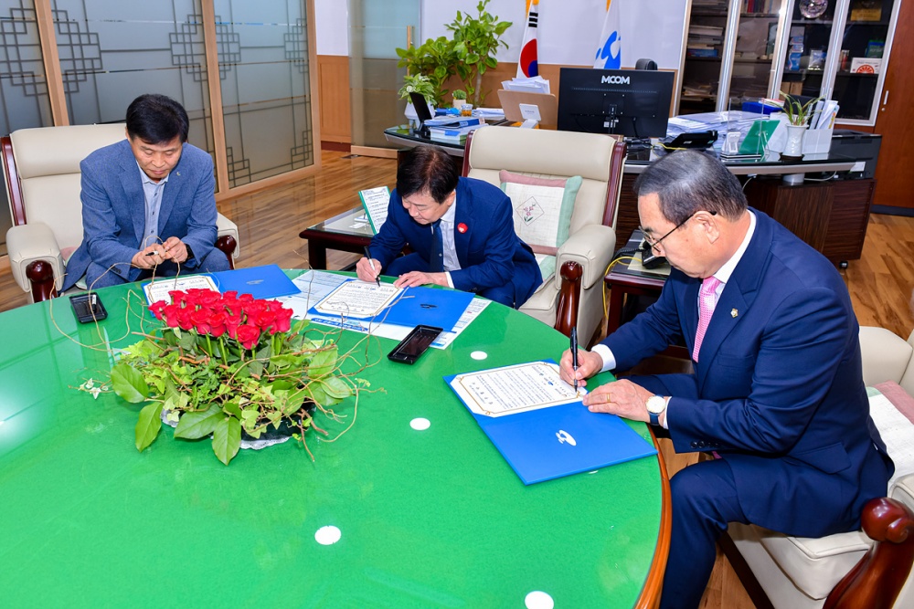 ▲ 정기명 시장과 김영규 시의장, 2012여수세계박람회재단 강용주 이사장이 업무협약을 체결했다