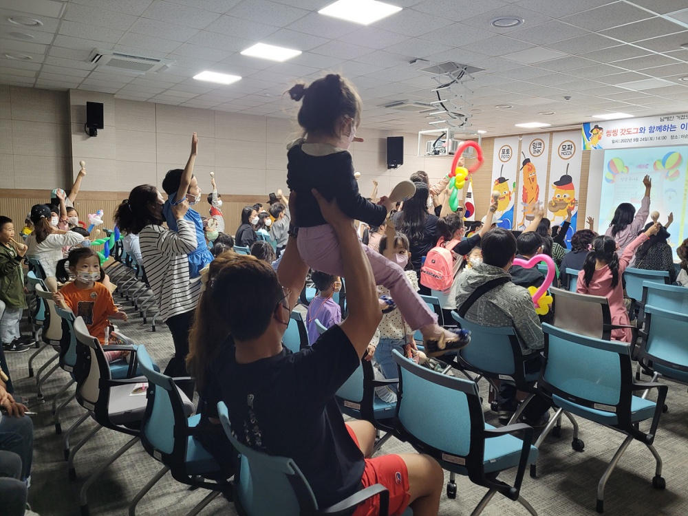 ▲ 나만의 책표지(리커버) 그리기 대회