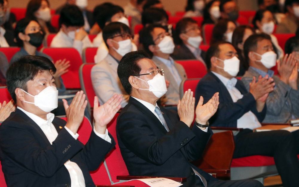 ▲ 정례조회에 참여한 김 지사