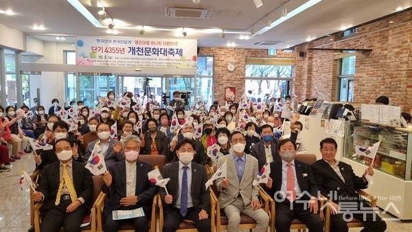 ▲ 기념 촬영을 하고 있다.