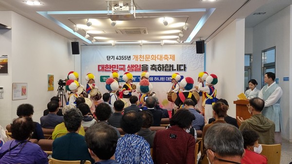 ▲ 풍물놀이 공연을 하고 있다.