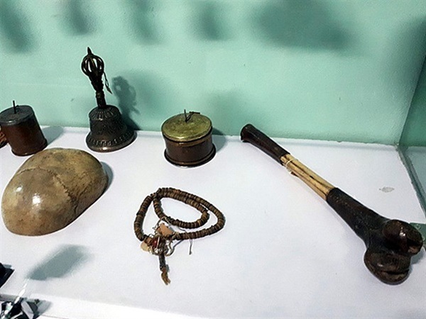 ▲  초이발상 박물관에 전시된 유물로 오른쪽에 전시된 물품은 18세 처녀의 허벅지 뼈로 만든 피리이고 왼쪽 바가지 모습으로 반짝거리는 물품은 죽은 사람의 두개골로 만든 법구이다.ⓒ오문수