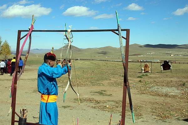 ▲칭기즈칸 동상 앞에서 활쏘기 연습하는 관광객 모습으로 과녁이 소가죽으로 되어 동물이 얼마나 흔한지 짐작할 수 있다. ⓒ오문수