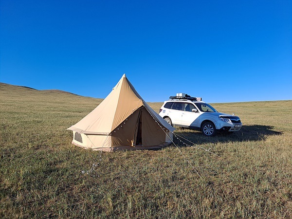 ▲ 창기스시를 거쳐 초이발상까지 가려다 중도에서 야영텐트를 친 일행 모습. 아침 일찍 일어나니 몽골초원의 주인인 말들이 구경하러 왔다. ⓒ오문수