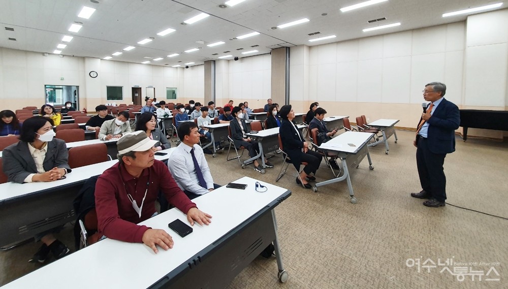 ▲정구도 노근리국제평화재단 이사장이 노근리특별법 제정 과정을 설명하고 있다. ⓒ정종현