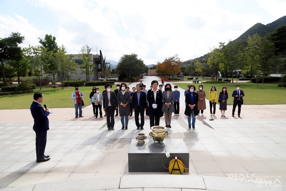 ▲노근리평화공원에 자리한 위령탑 앞에서 여수시의회 박성미 특별위원장과 위원들의 참배 모습 ⓒ정종현