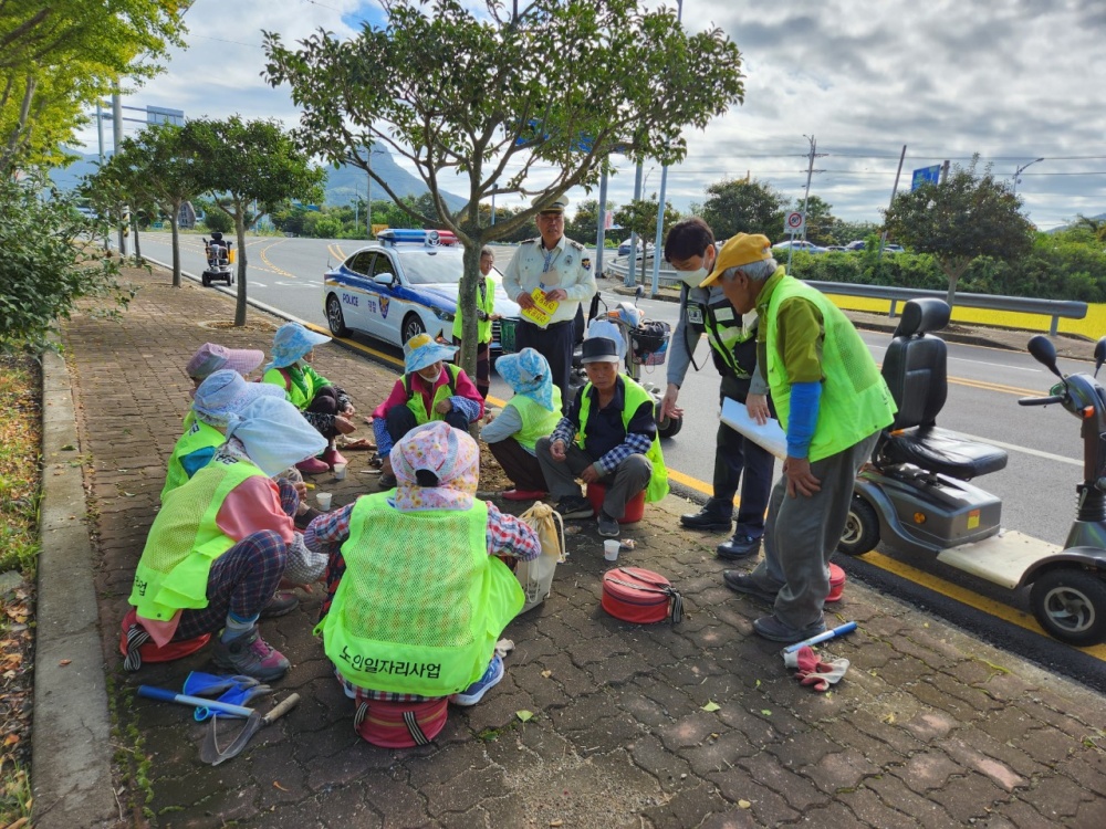 ▲ 어르신 자원봉사자를 만난 전남경찰