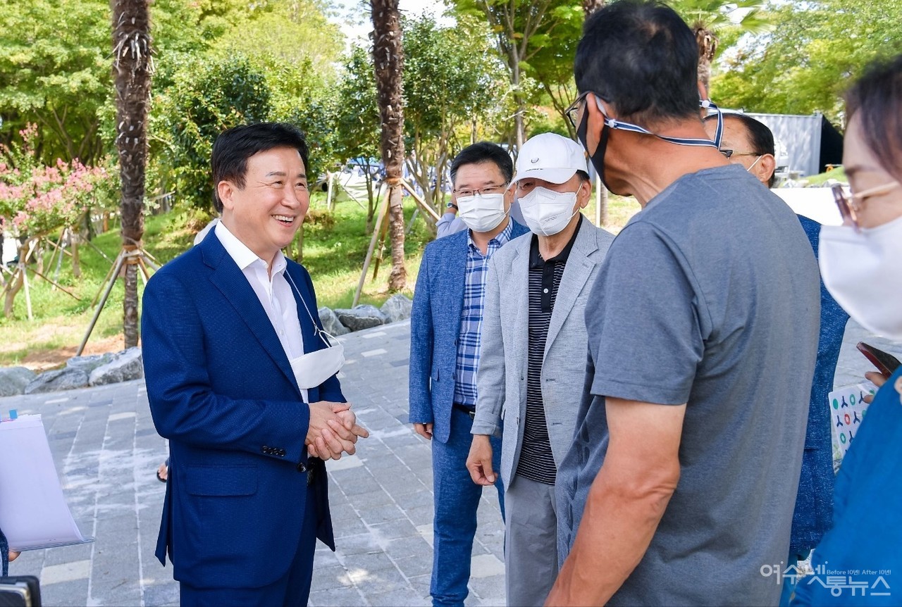 ▲ 정기명 여수시장이 현장을 방문 관계자들과 이야기를 나누고 있다.ⓒ여수시