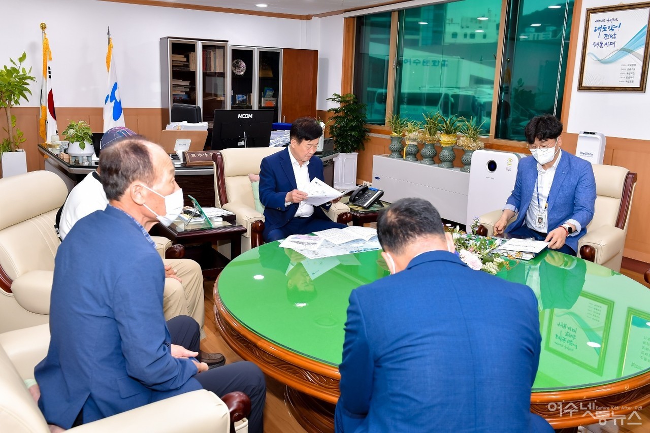 ▲ 직무 수행 중인 정기명 여수시장이다.ⓒ여수시