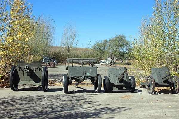 ▲ 할힌골박물관 옆에 전시된 무기들로 할힌골전투 당시 사용된 무기들이다. ⓒ오문수