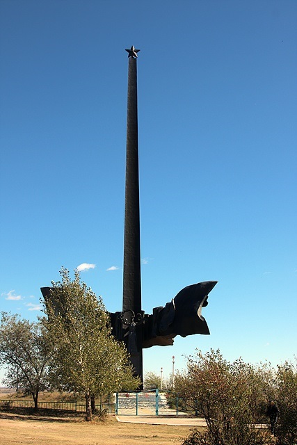 ▲ 할힌골전투 승전탑 모습. 1939년 5월 11일부터 9.16일까지 벌어진 전투에서 소련과 몽골 연합군에 맞서 싸운 일본군과 일본 괴뢰국인 만주군 연합군이 거의 전멸하다 했다. 몽골인들은 이 승전비를 대단히 자랑스럽게 여긴다.ⓒ 오문수