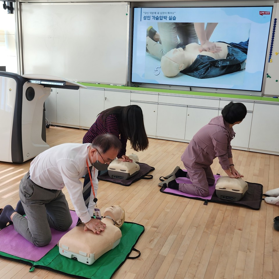 ▲ 심폐소생술, 체험을 통해 방법을 터득하는 교사들