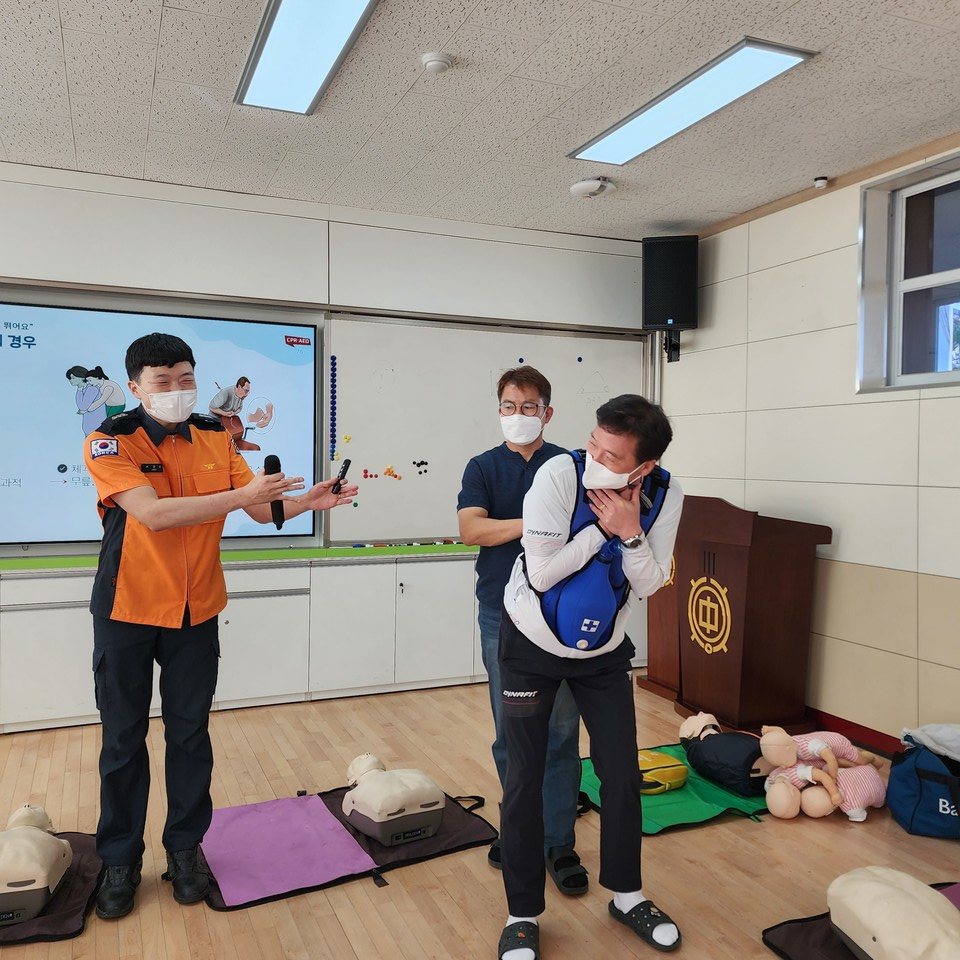 ▲ 기도 막힘, 대처 방법을 실습하는 여양중 교사들