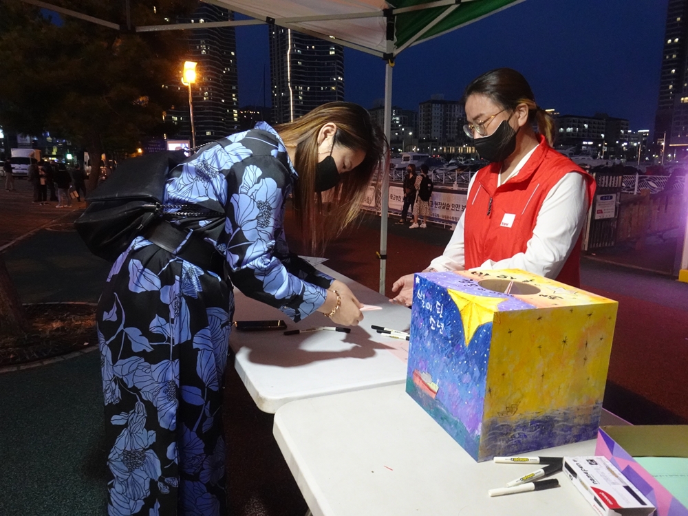 ▲ 문수동 주민 김슬비 씨가 추모편지를 적고 있다.