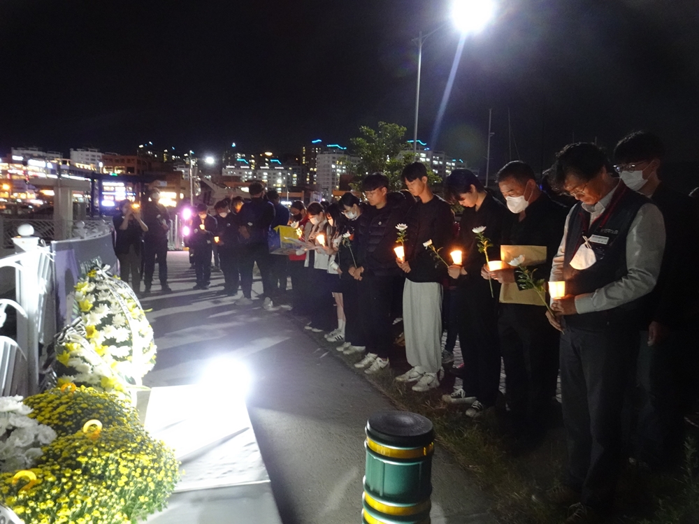 ▲추모식 참여자들이 사고가 일어난 웅천 마리나 부근에서 고 홍정운 군을 애도하며 묵념하고 있다.