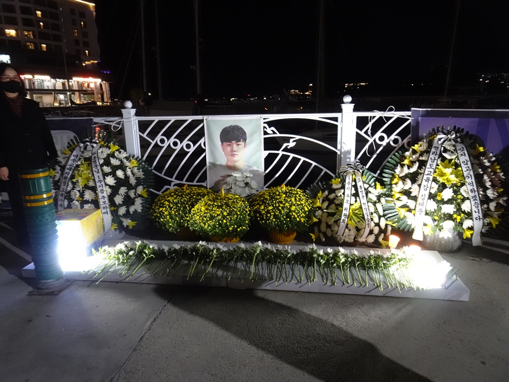 ▲ 시민들이 헌화한 꽃이 놓여 있다.