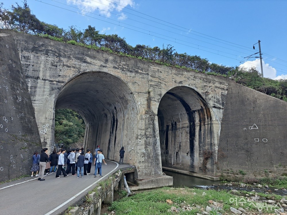 ▲ 노근리 현장답사에 나선 여수넷통뉴스와 여수시의회 관계자 그리고 뉴젠리더십학교 학생들이 쌍굴다리 콘크리트 벽에 새겨진 탄환의 흔적 ’세모 네모 그리고 동그라미‘ 안을 살펴보고 있다.ⓒ조찬현