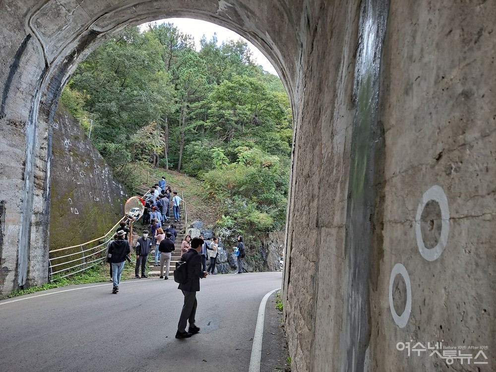 ▲ 노근리 쌍굴다리 미군폭격사건 현장 콘크리트 벽 곳곳에는 아직도 세모, 네모, 그리고 동그라미 안에 총탄 흔적이 또렷하다.ⓒ조찬현