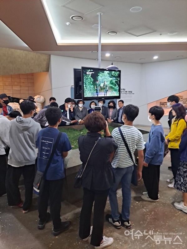 ▲ 노근리 답사에 함께한 여수넷통뉴스와 여수시의회 관계자 그리고 뉴젠리더십학교 학생들이 노근리평화기념관에서 진지하게 설명을 듣고 있다. ⓒ조찬현