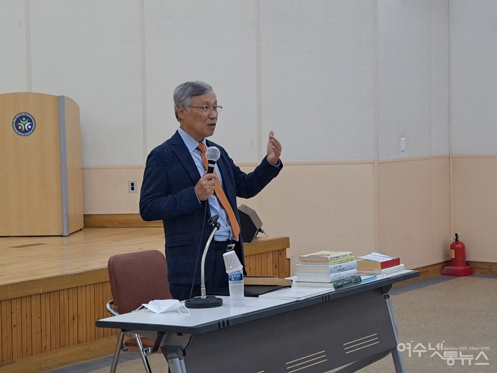 ▲ 정구도 이사장은 노근리사건 및 특별법 제정 강의에서 미국이 “고마운 걸 우리가 알되 미국이 잘못한 거에 대해서 우리가 왜 지적을 못 해요”라며 반문했다. ⓒ조찬현