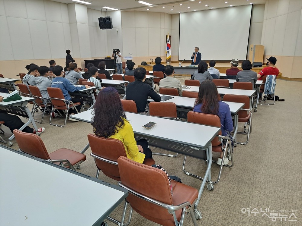 ▲ (사)노근리국제평화재단 정구도 이사장이 노근리 미군폭격사건과 노근리특별법 제정 과정에 대해 설명하고 있다.ⓒ조찬현