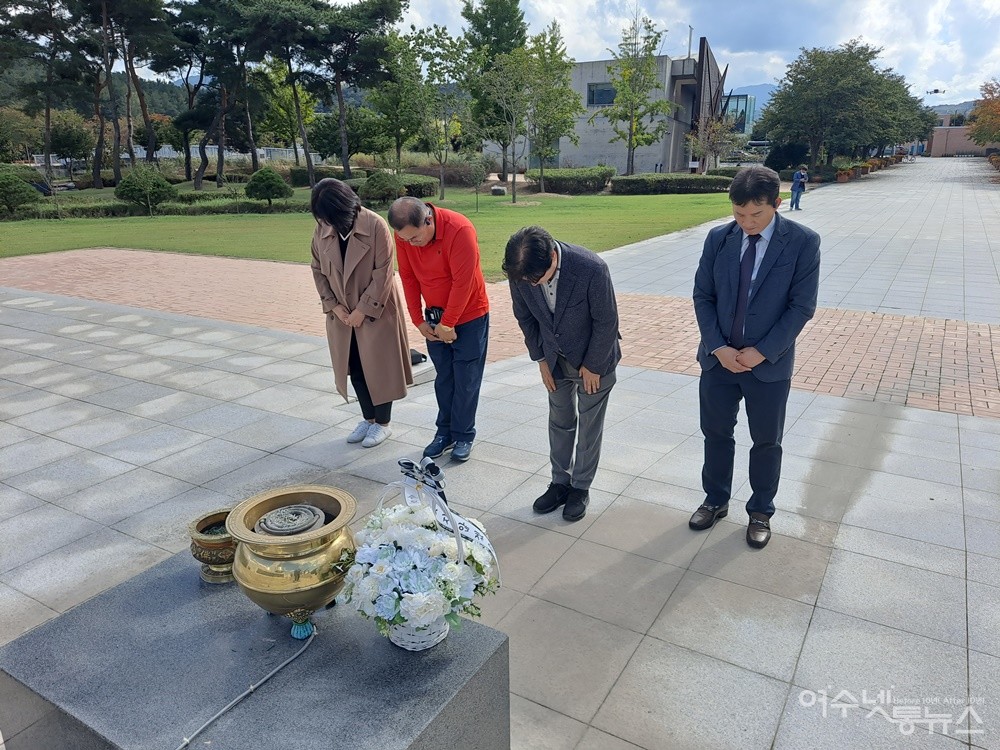 ▲여수넷통뉴스 심명남 대표와 엄길수 전 대표 이기재 이사, 최미영 이사가 노근리평화공원 위령탑에 헌화 후 희생자를 향한 묵념을 하고 있다.  ⓒ조찬현