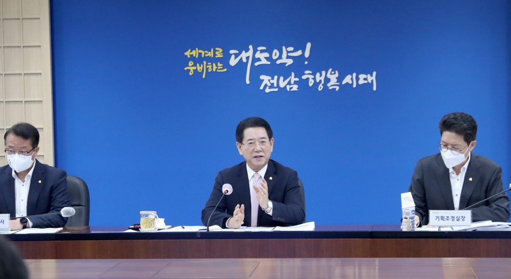 ▲도청 서재필실에서 열린 실국장 정책회의에서 김 지사가 발언하고 있다.