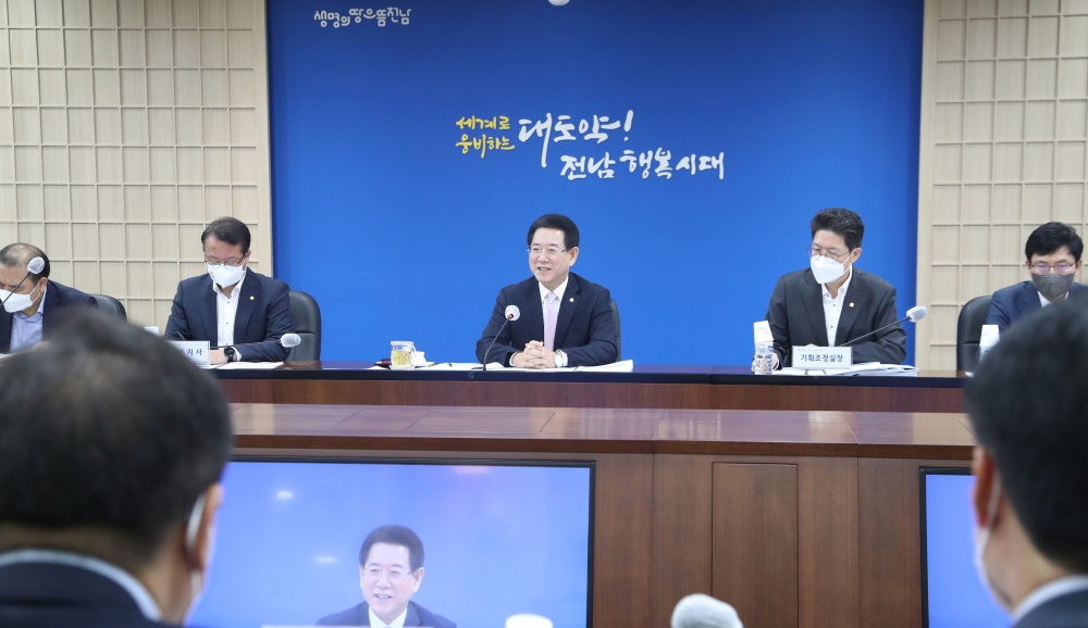 ▲ 도청 서재필실에서 열린 실국장 정책회의에서 김 지사가 발언하고 있다.