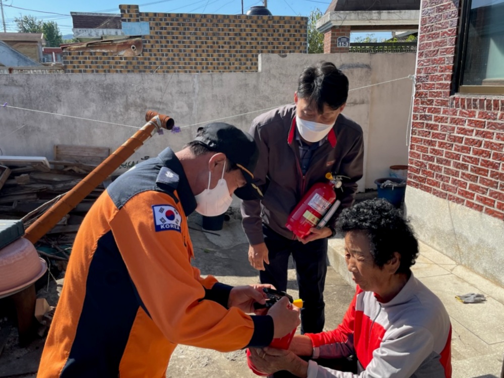 ▲ 소화기 사용법을 설명하는 소방대원