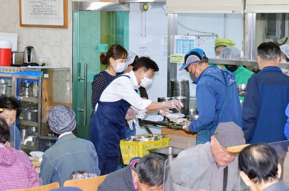 ▲정기명 시장이 급식 봉사에 나섰다.