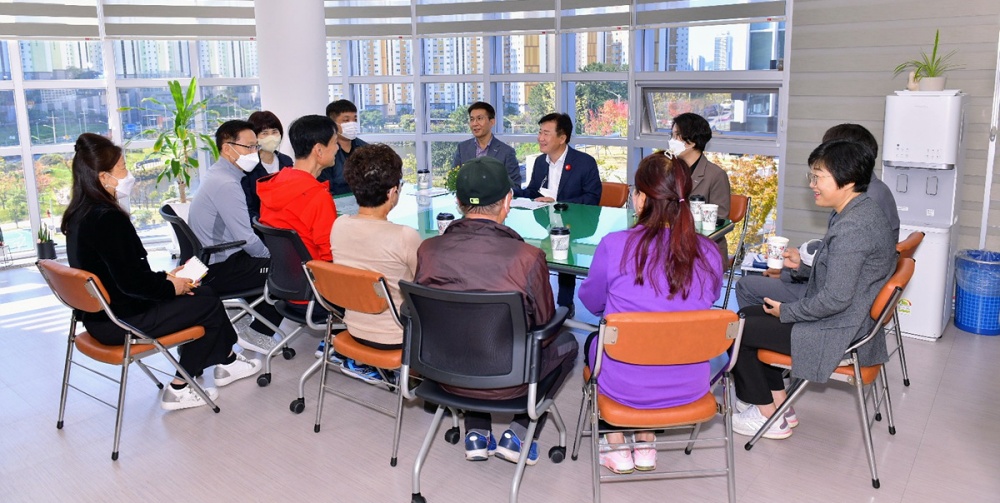 ▲어르신문화체육센터와 동여수노인복지관을 방문한 정기명 여수시장