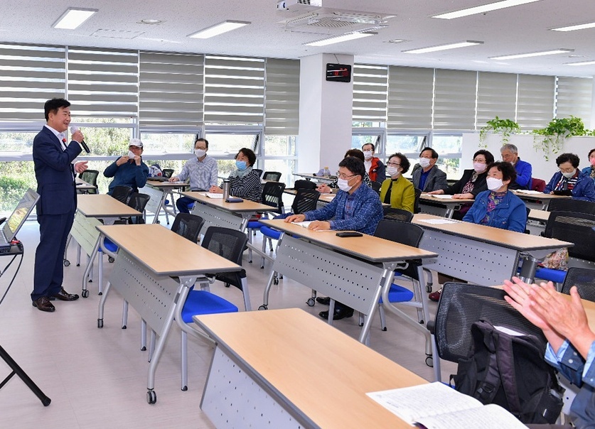 ▲어르신문화체육센터를 방문한 정기명 여수시장