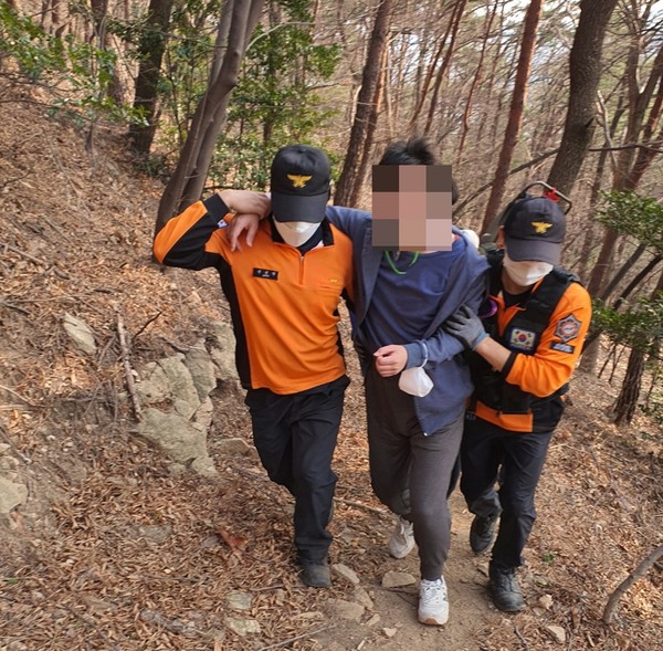 ▲봉화산 등산객을 구조하는 여수소방서 119구조대 (자료사진)