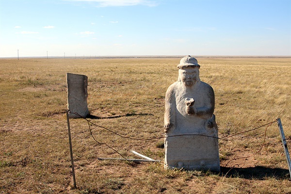 ▲ 할힌골과 보이르호수 중간지점에 있는 석인상. 할힌골에는 아주 오랜 옛날 "맥족(코리)"이 북방에서 내려와 이곳에 잠시 머물다 동남쪽 부여로 이동해갔다는 구전설화가 전승되고 있다. 코리족은 고구려의 전신이랄 수 있다. 진품은 몽골국립박물관에 전시되어 있고 이곳에 서있는 석인상은 복제품이다. ⓒ오문수