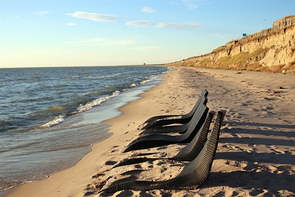 ▲ 동몽골 할흐골에 있는 보이르호수 모습. 몽골에서 5번째로 큰 호수로 초원에 있어 평균 수심이 6m에 불과하지만 커다란 조개가 서식하는 호수로 유명하다. 여름이면 몽골인들의 휴식처로 수평선 너머에 중국국경이 있다.ⓒ 오문수