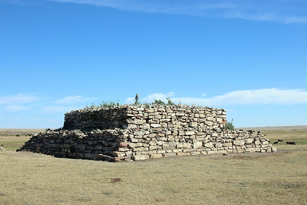 ▲  할힌골 박물관을 둘러보고 석인상을 찾아 동쪽으로 가다 애기오보를 만났다. 몽골전역을 돌며 500여 개의 오보를 만났지만 사각형오보는 처음이라 이채로웠다. ⓒ오문수